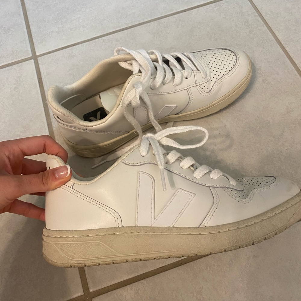White Size 5 Veja